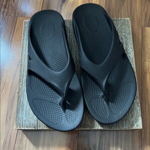 Womens OOFOS Oolala Original Black Sandals
Size 8